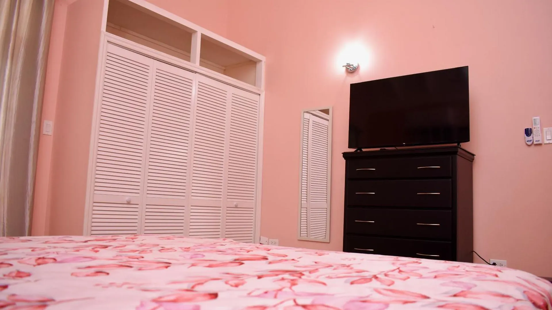 Apartmán Folkes Manor 2Bdrm Penthouse Apt, A/C, Wi-Fi, Washer & Dryer Kingston