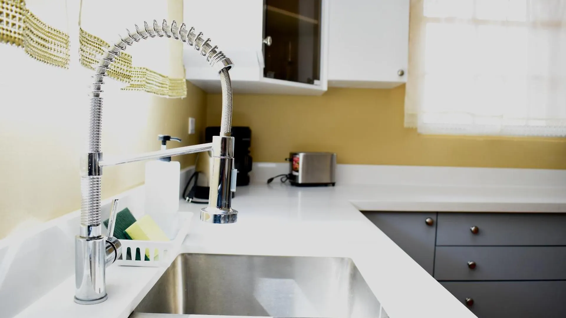 Folkes Manor 2Bdrm Penthouse Apt, A/C, Wi-Fi, Washer & Dryer Kingston
