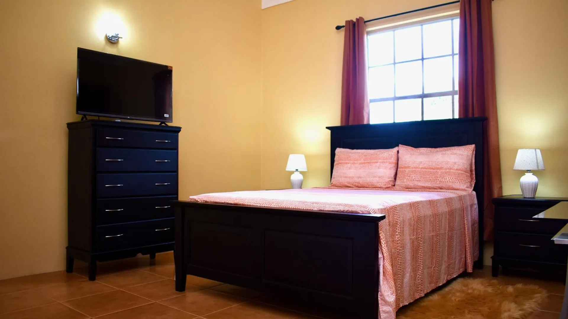 Folkes Manor 2Bdrm Penthouse Apt, A/C, Wi-Fi, Washer & Dryer Kingston 0*,  Jamaica
