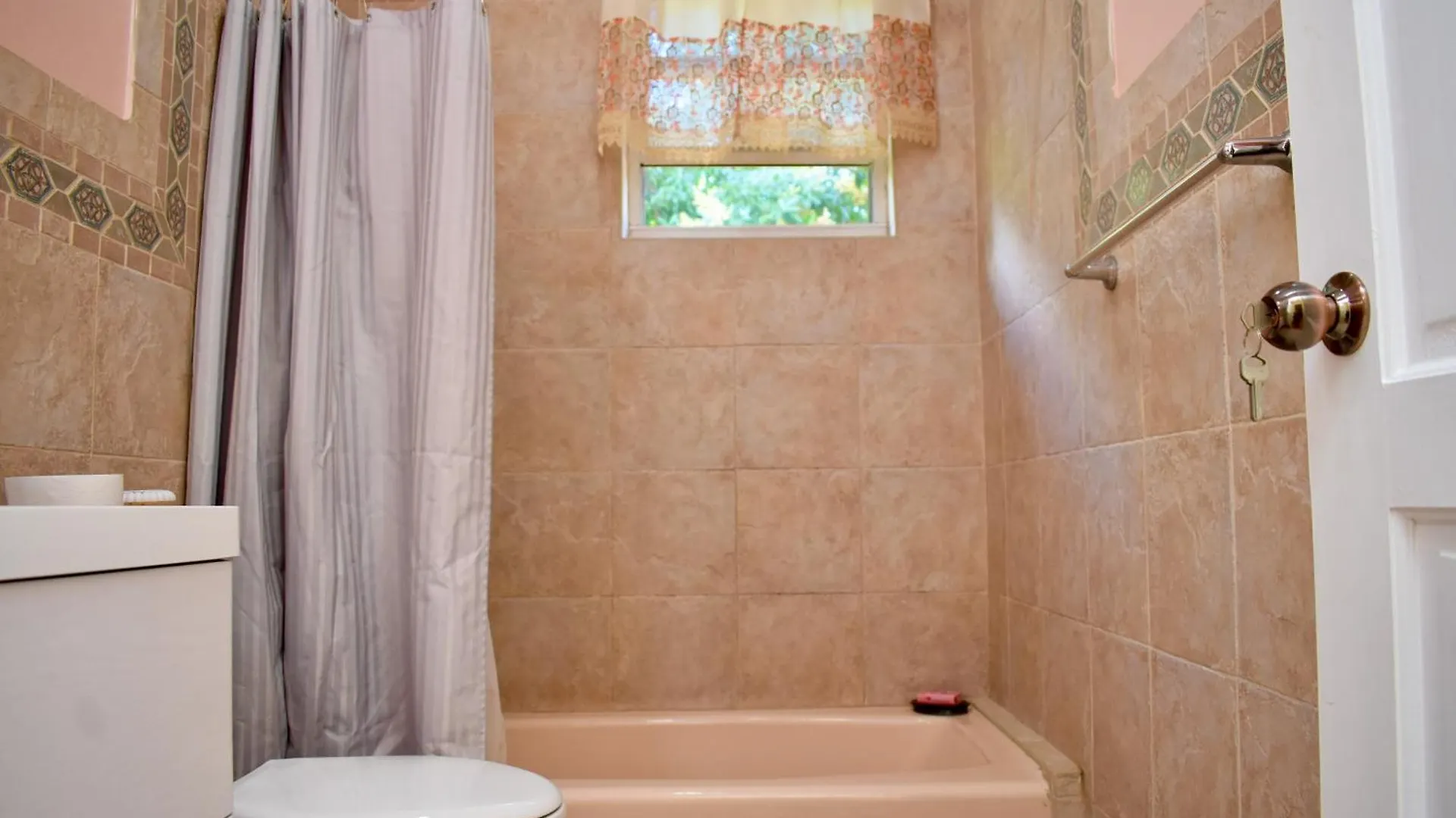 Folkes Manor 2Bdrm Penthouse Apt, A/C, Wi-Fi, Washer & Dryer Kingston Apartment