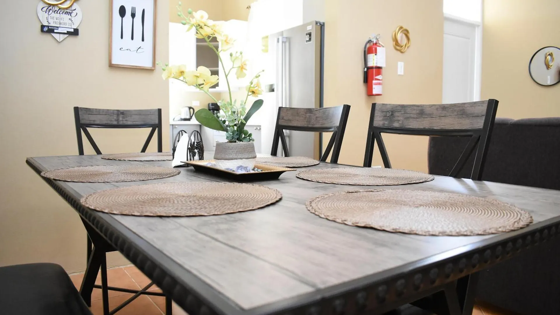 Folkes Manor 2Bdrm Penthouse Apt, A/C, Wi-Fi, Washer & Dryer Kingston Apartment