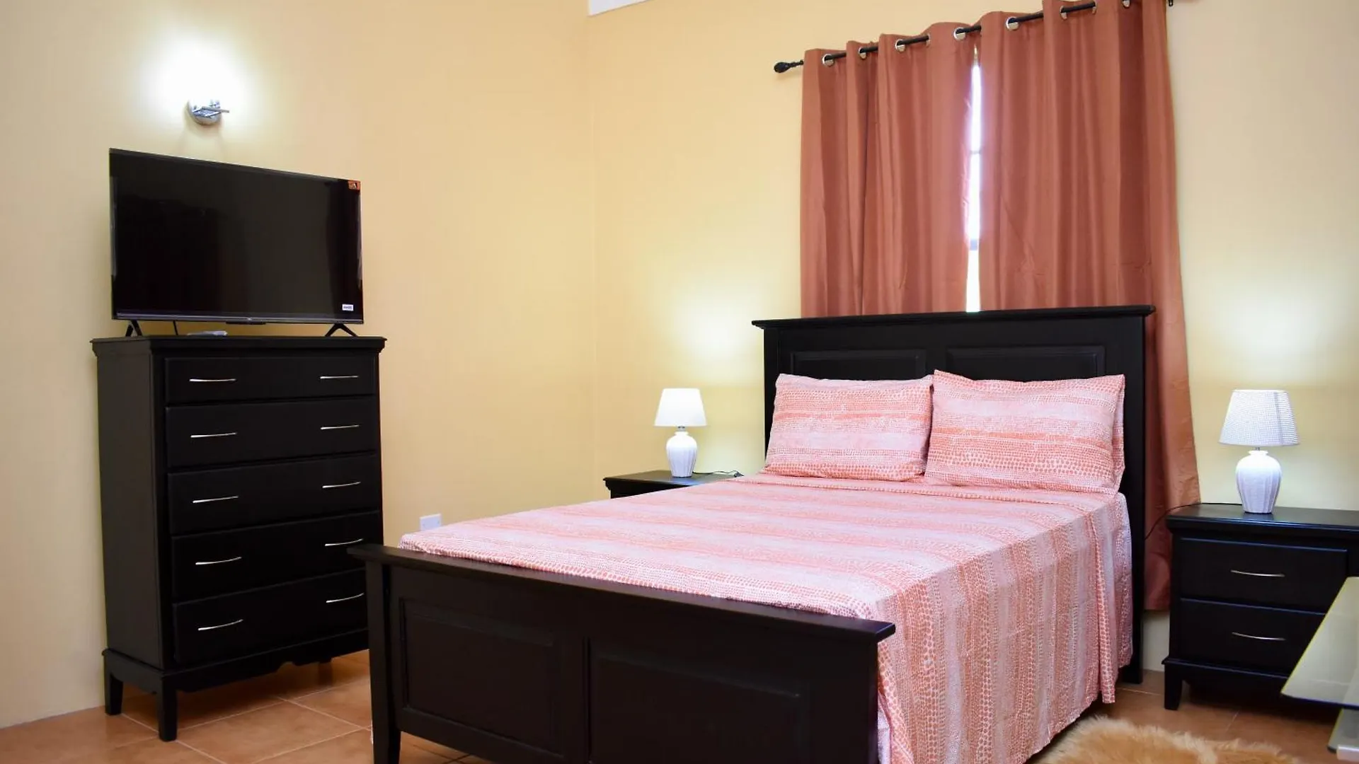 Apartment Folkes Manor 2Bdrm Penthouse Apt, A/C, Wi-Fi, Washer & Dryer Kingston