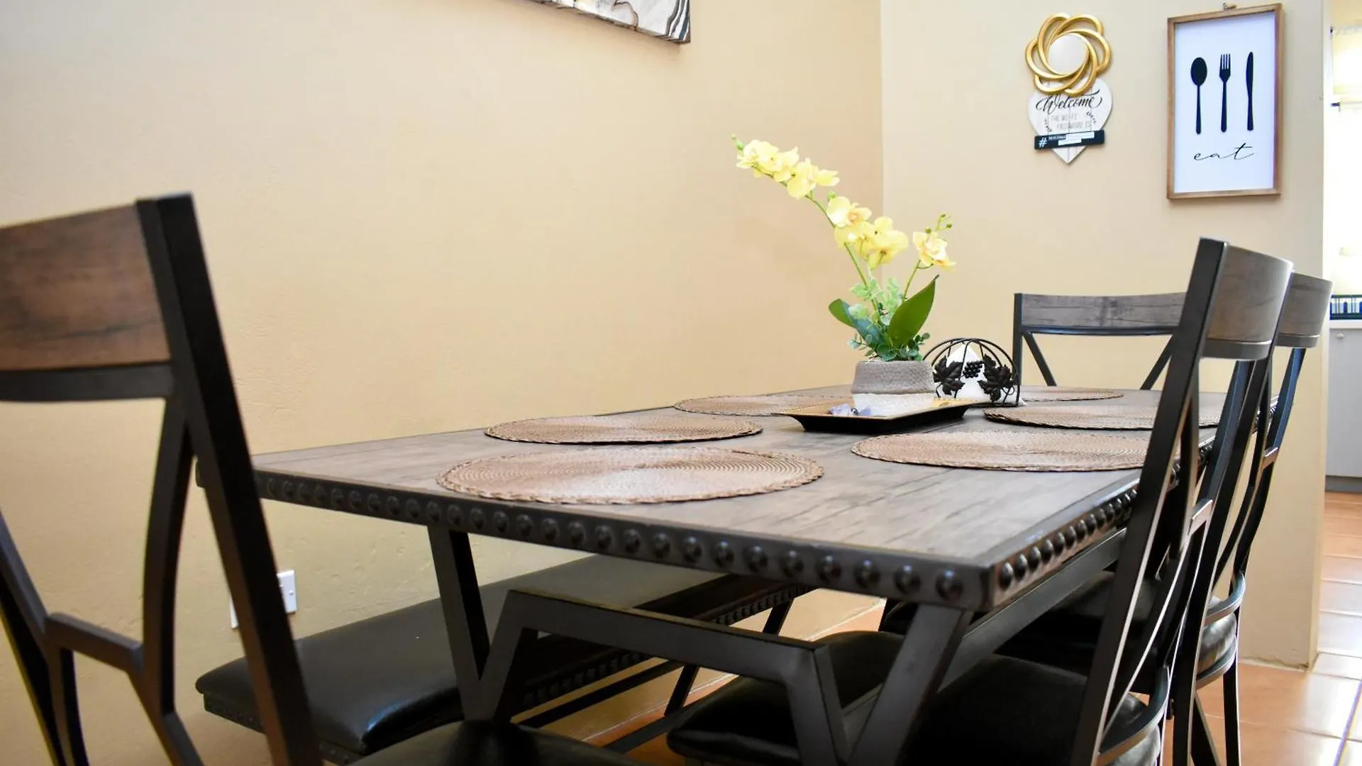 Folkes Manor 2Bdrm Penthouse Apt, A/C, Wi-Fi, Washer & Dryer Kingston 0*,