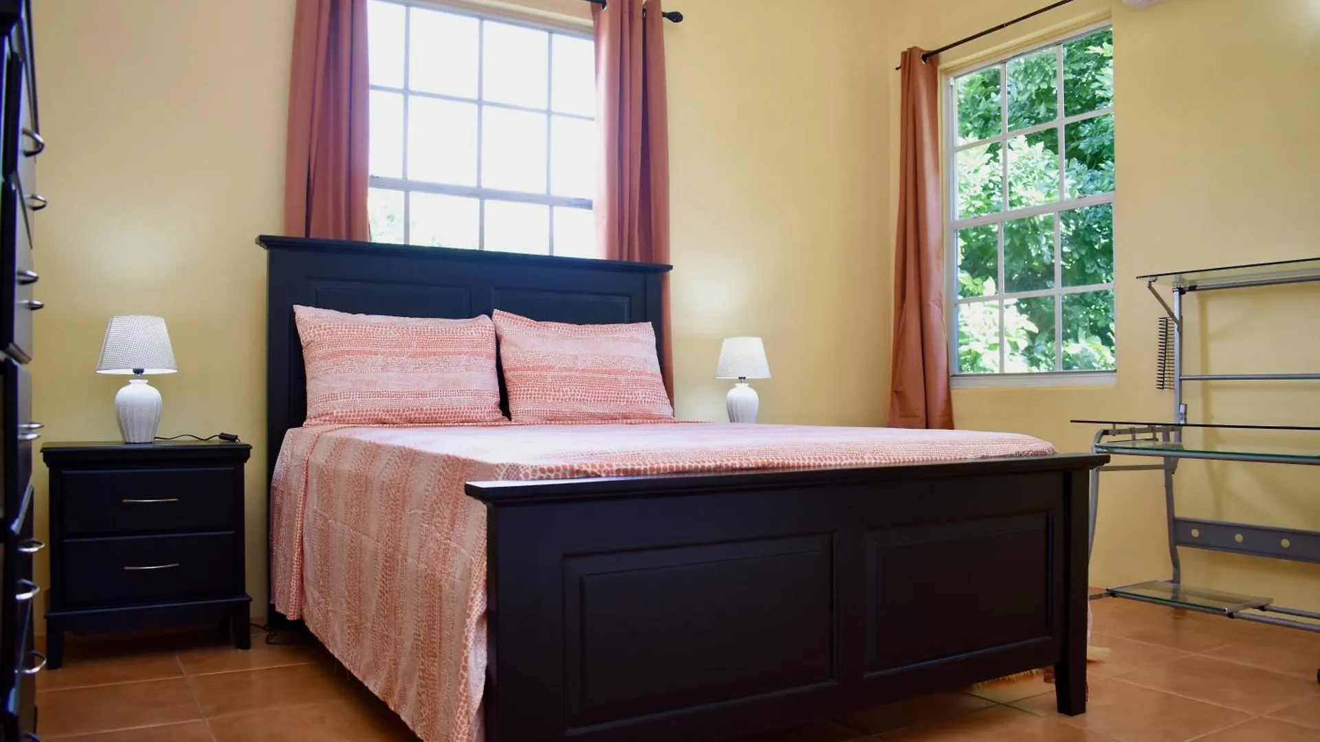 Folkes Manor 2Bdrm Penthouse Apt, A/C, Wi-Fi, Washer & Dryer Kingston