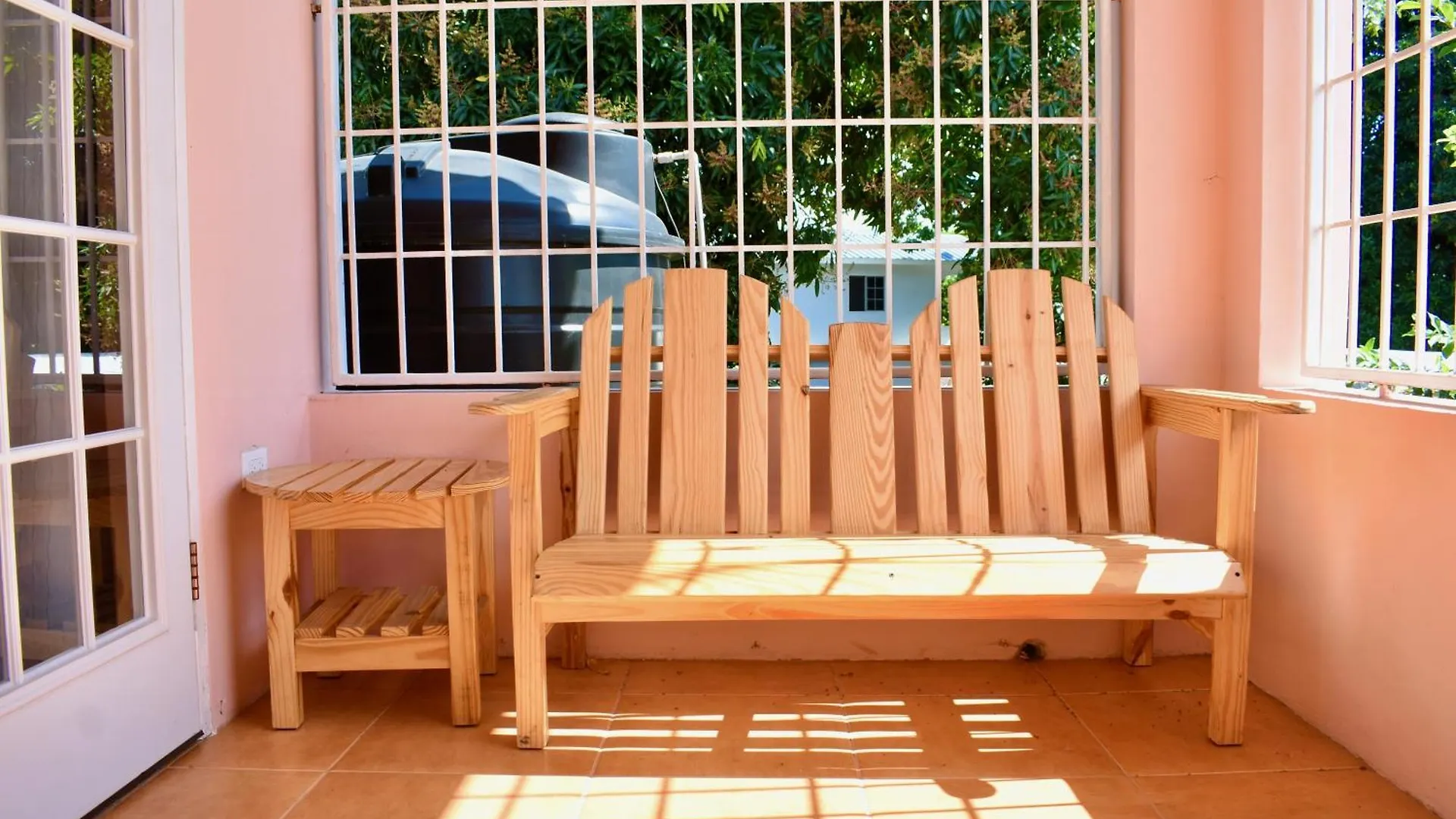 Folkes Manor 2Bdrm Penthouse Apt, A/C, Wi-Fi, Washer & Dryer Kingston Apartment