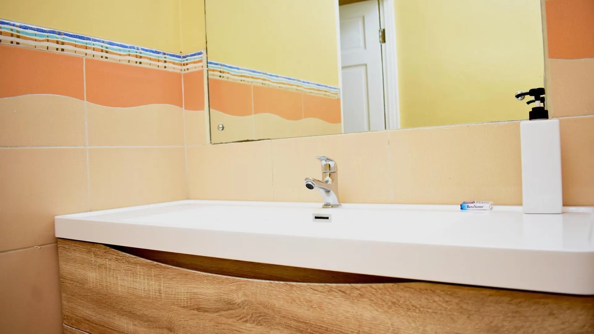 Folkes Manor 2Bdrm Penthouse Apt, A/C, Wi-Fi, Washer & Dryer Kingston Jamaica