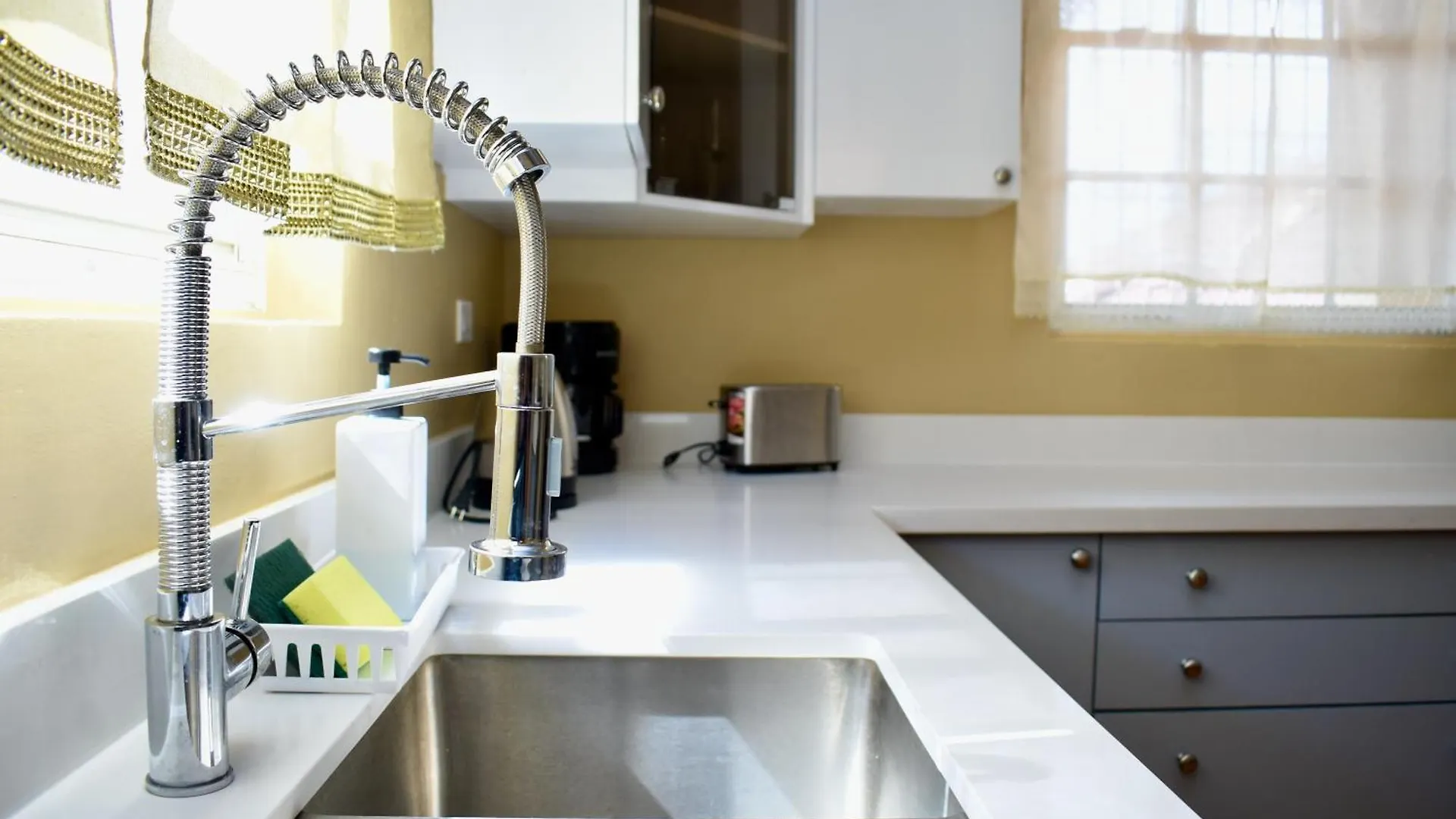 Apartment Folkes Manor 2Bdrm Penthouse Apt, A/C, Wi-Fi, Washer & Dryer Kingston