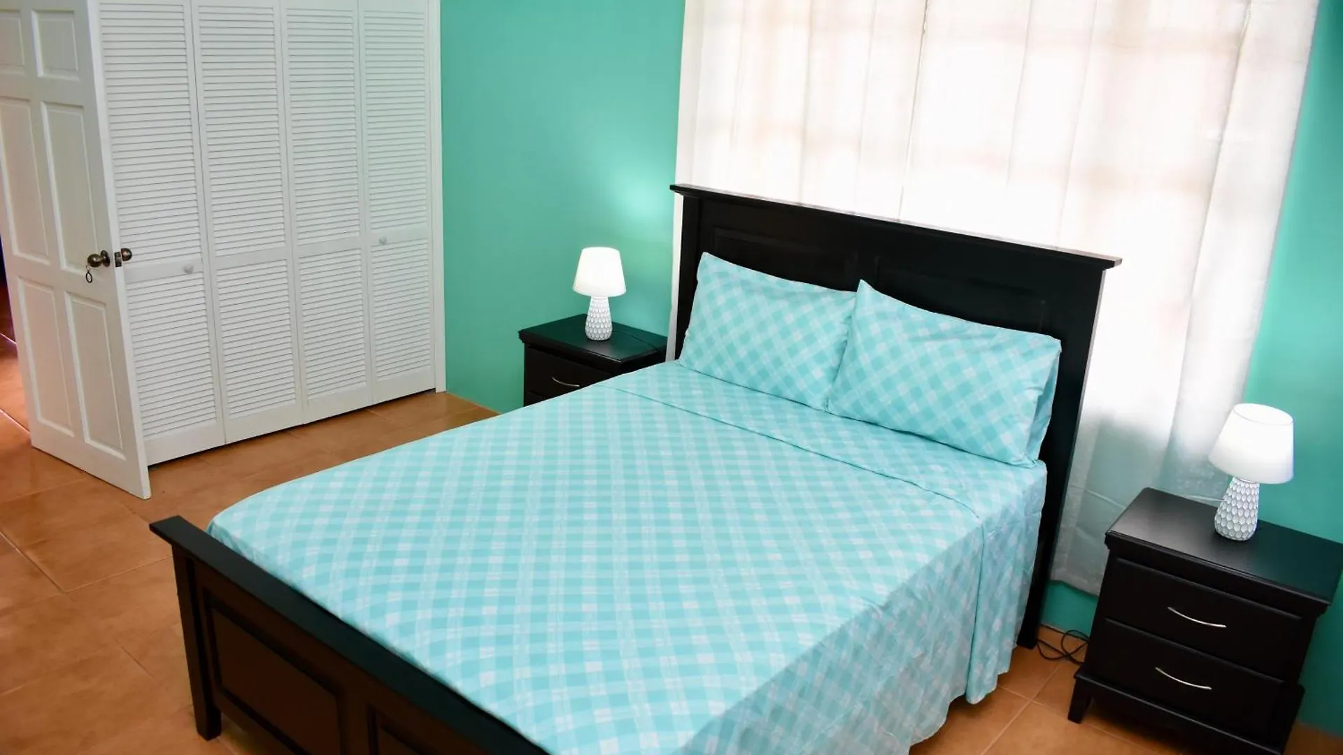 Folkes Manor 2Bdrm Penthouse Apt, A/C, Wi-Fi, Washer & Dryer Kingston 0*,  Jamaica