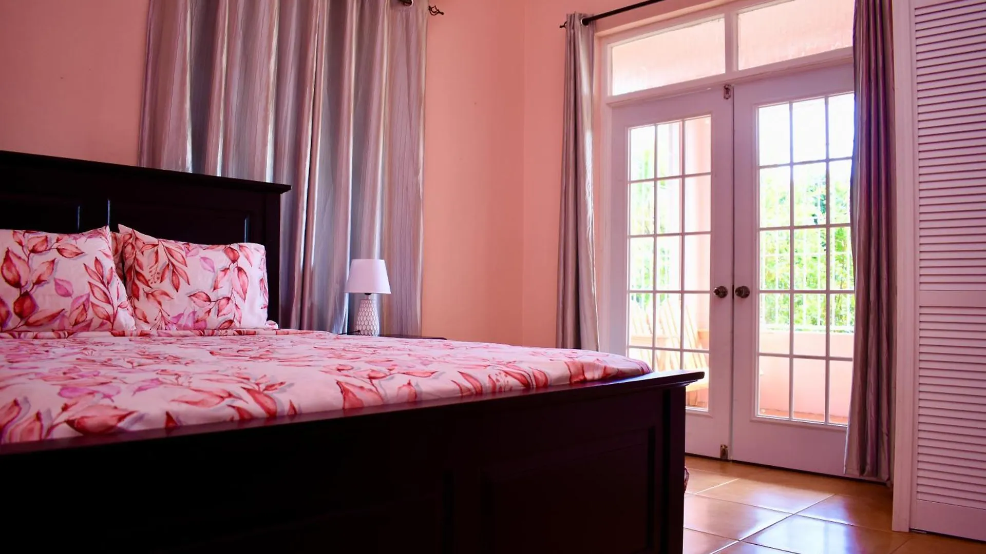 Folkes Manor 2Bdrm Penthouse Apt, A/C, Wi-Fi, Washer & Dryer Kingston