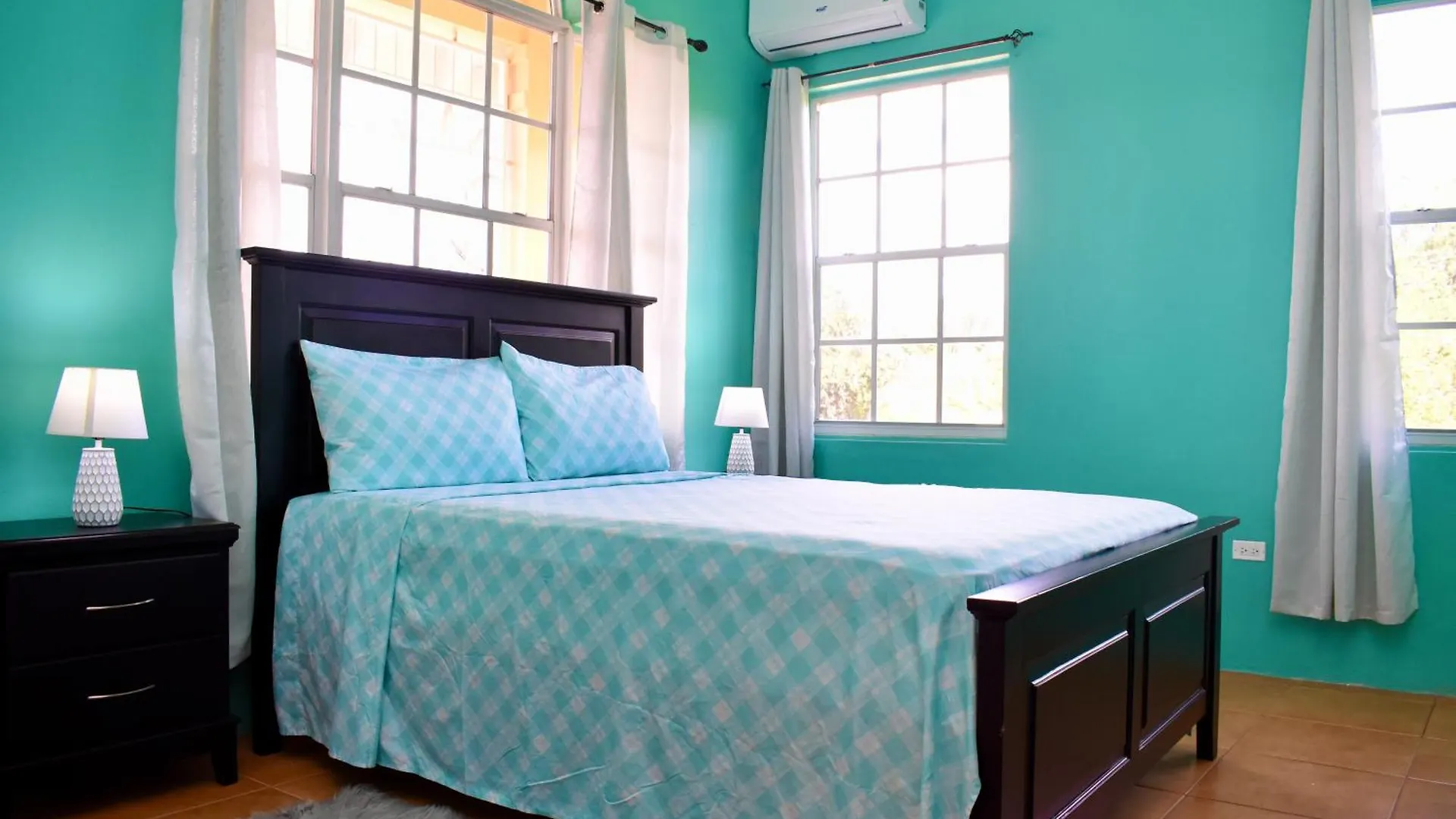 Folkes Manor 2Bdrm Penthouse Apt, A/C, Wi-Fi, Washer & Dryer Kingston 0*,  Jamaica