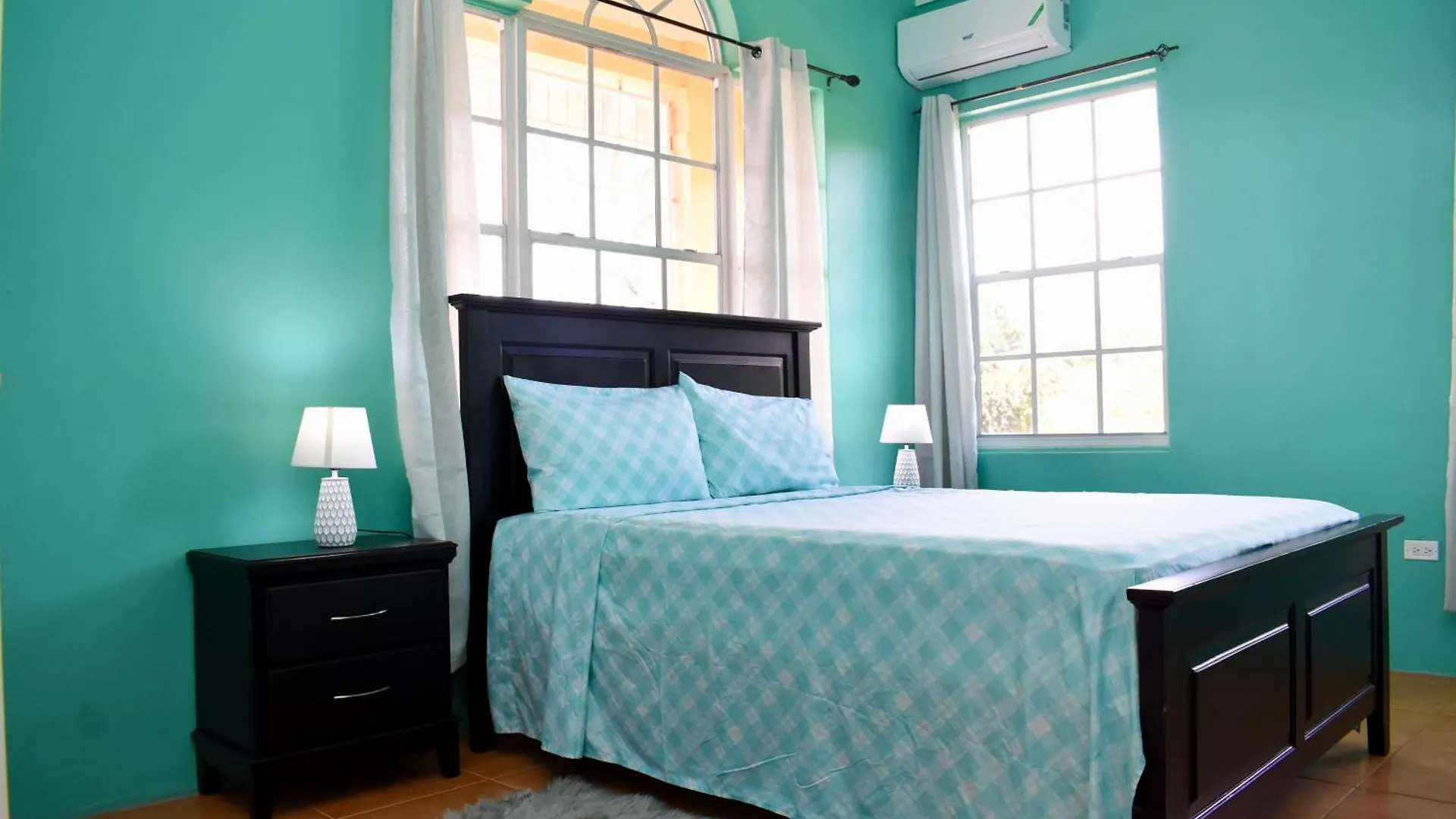 Folkes Manor 2Bdrm Penthouse Apt, A/C, Wi-Fi, Washer & Dryer Kingston