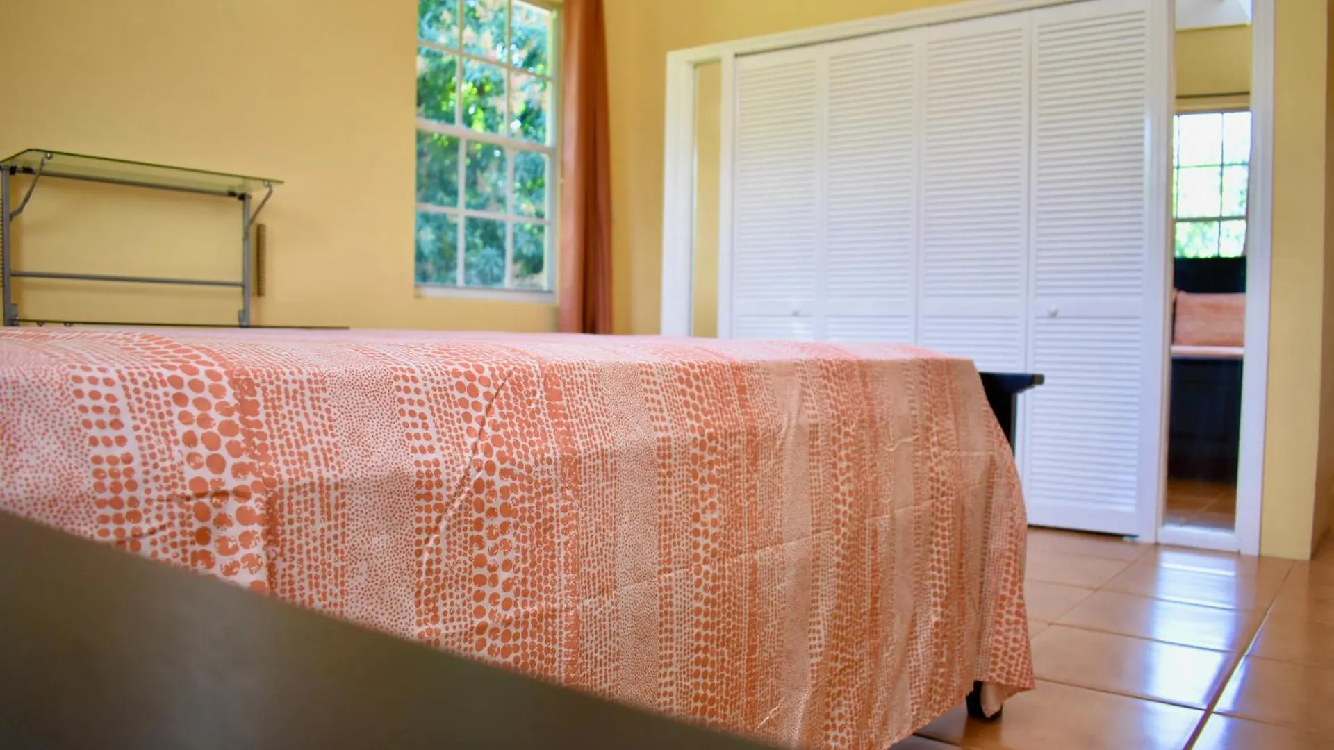 Folkes Manor 2Bdrm Penthouse Apt, A/C, Wi-Fi, Washer & Dryer Kingston Apartment