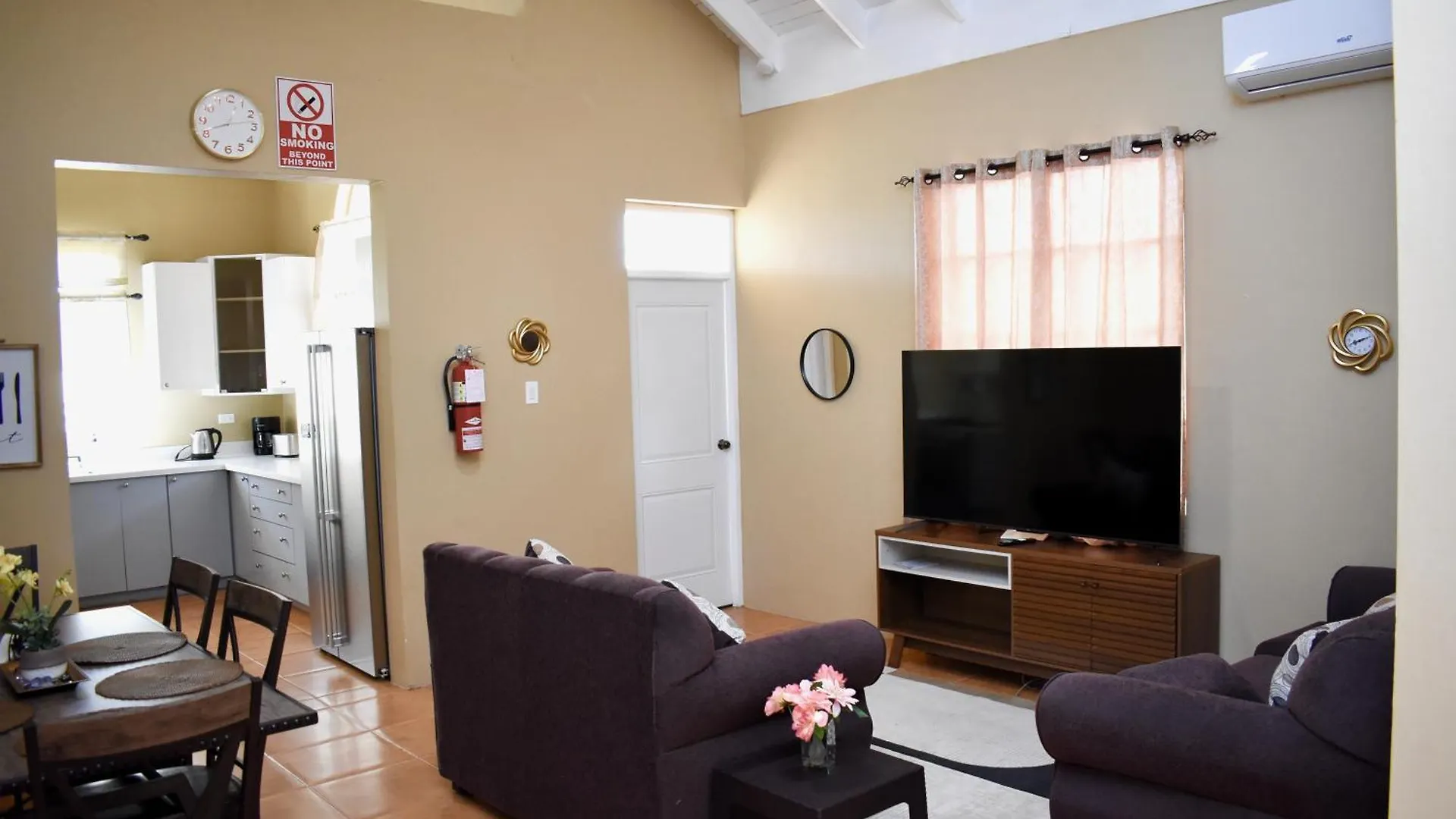 Folkes Manor 2Bdrm Penthouse Apt, A/C, Wi-Fi, Washer & Dryer Kingston 0*,