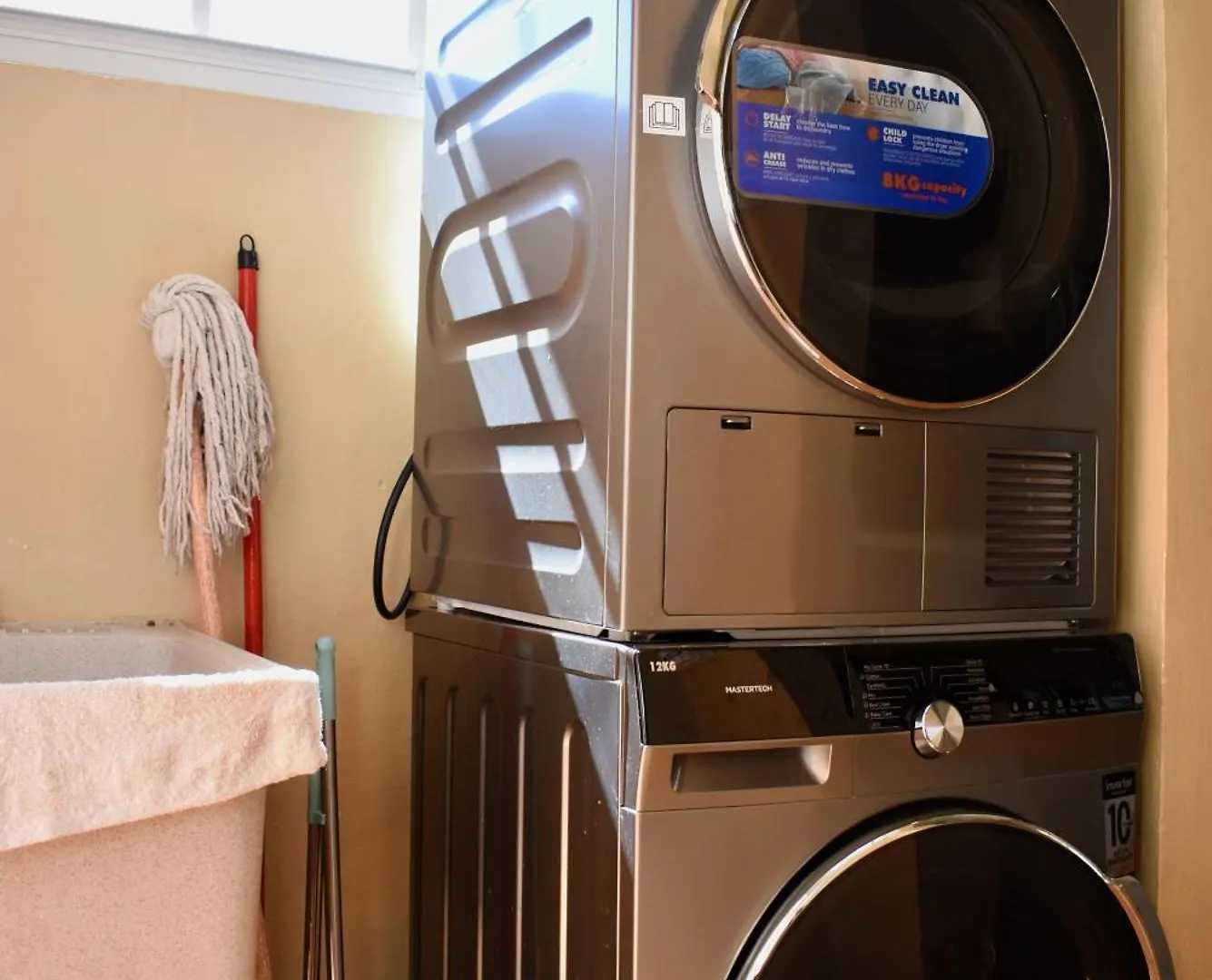 Apartment Folkes Manor 2Bdrm Penthouse Apt, A/C, Wi-Fi, Washer & Dryer Kingston